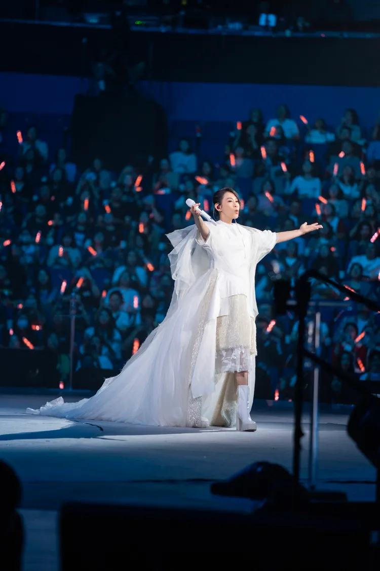 劉若英換上「波光粼粼新裝」與巨型飛天鯨魚遨遊海底樂園。相信音樂提供