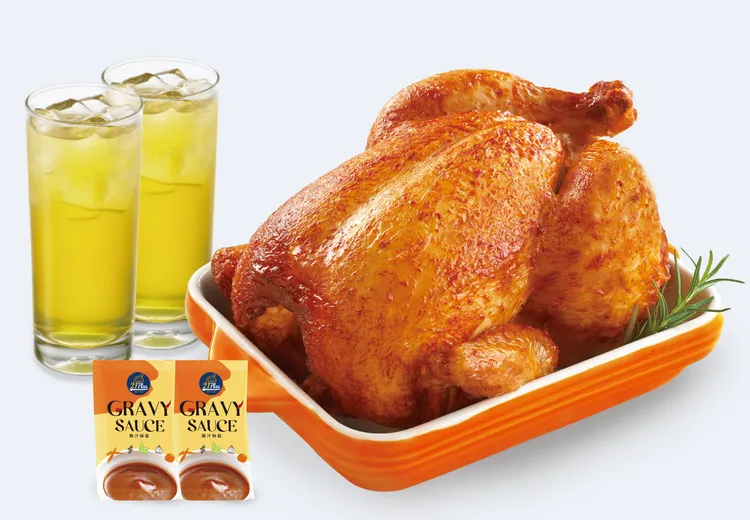 「招牌21香草烤雞」含2入專屬烤雞沾醬，再搭配2杯蜂蜜綠茶現省191元。21Plus提供