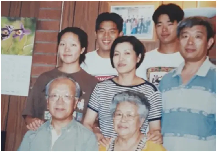 安成宰（後排左）13歲時隨父母移民到美國。