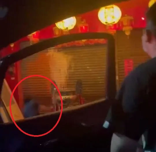 其中1名嫌犯敲擊香爐時還不慎滑倒。民眾提供