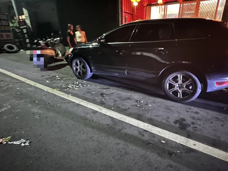 台中市一名張姓男子看了新聞後氣不過，前天跑到白姓男子家中丟雞蛋、番茄洩憤。民眾提供