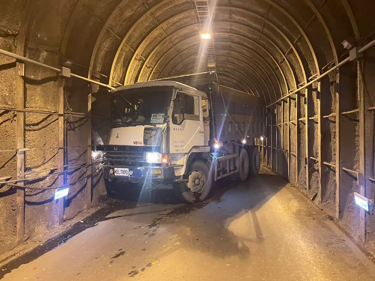 公路局花了3個多小時才將事故排除，恢復中橫便道通車。公路局提供