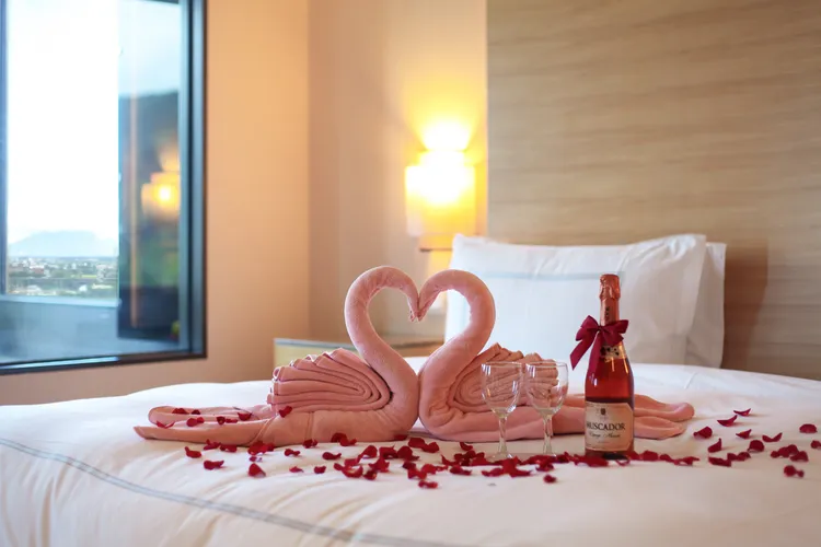 精心佈置的蜜月套房，以浪漫擺設和香檳迎接新婚夫妻，為每對愛侶創造難忘的甜蜜回憶。業者提供