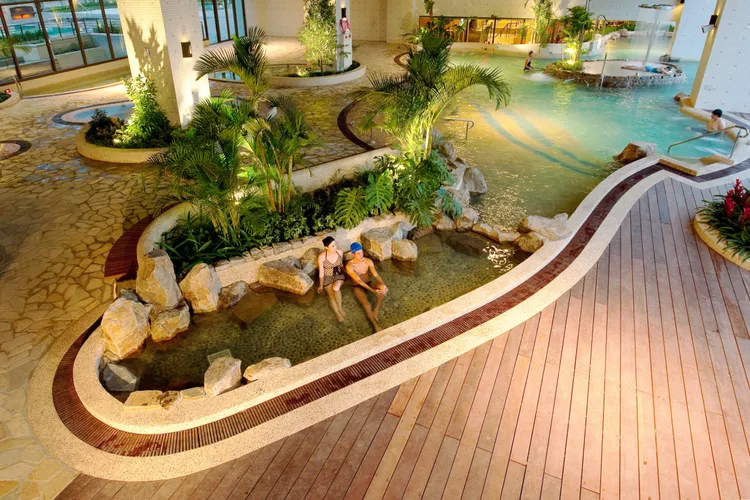 酒店內千坪SPA溫泉設施，多樣化的水療湯池提供旅客舒適的溫泉體驗，讓泉水的氤氳蒸開每一個細胞，為全家放鬆身心的理想之選。業者提供