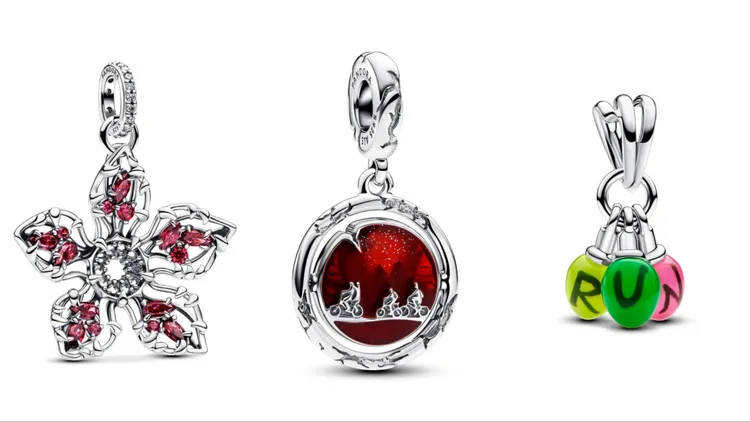 《怪奇物語》魔王大型吊飾（左起）4580元、夜光顛倒世界吊飾2880元、夜光RUN吊飾3280元。品牌提供