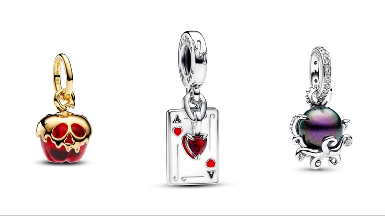 迪士尼《白雪公主》壞皇后蘋果造型吊飾（左起）2880元、《愛麗絲夢遊仙境》紅心皇后造型雙吊飾2480元、《小美人魚》烏蘇拉造型吊飾2480元。品牌提供