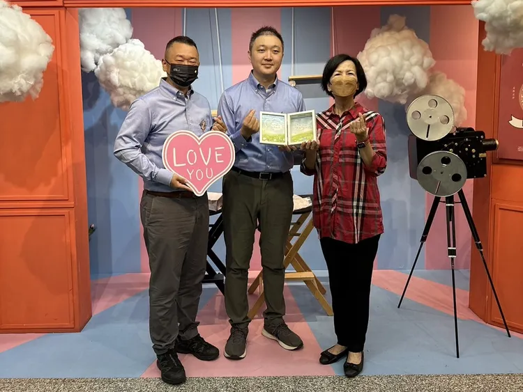 全國第一對兩岸同性伴侶10月7日在高雄完成結婚登記。民政局提供