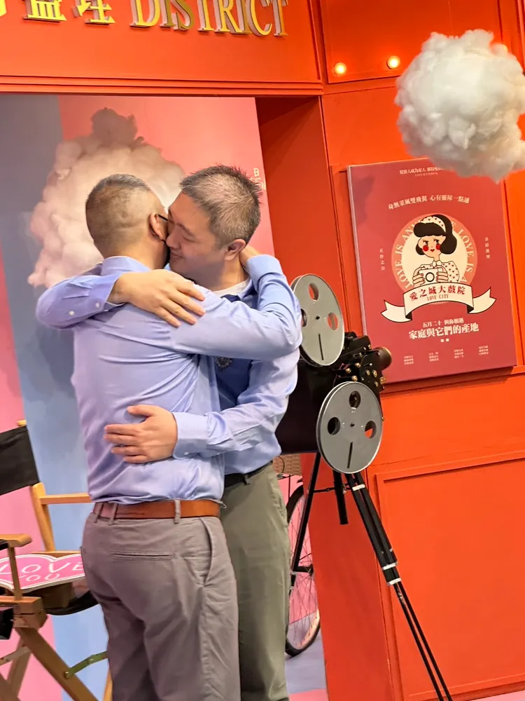 全國第一對兩岸同性伴侶10月7日在高雄完成結婚登記。民政局提供