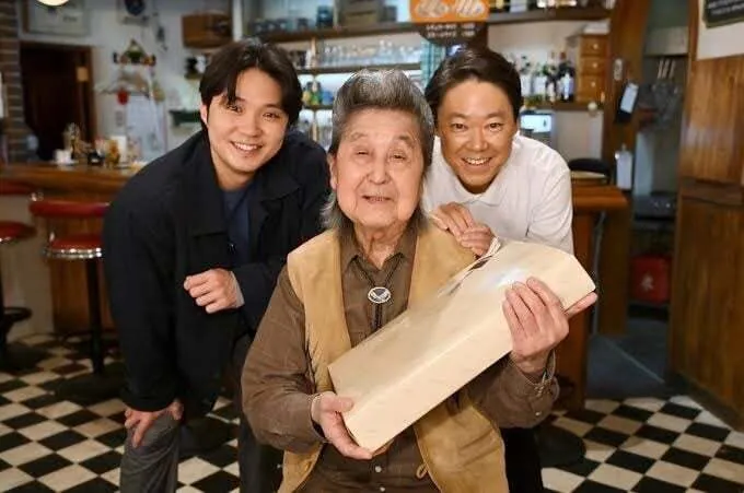 沼田爆（中）在《極度不妥！》中扮咖啡廳老闆，成為最後作品。