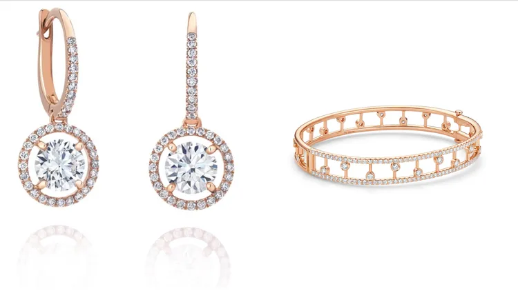 De Beers Aura玫瑰金圓形明亮式鑽石垂墜式耳環（左圖），40萬3000元；Dewdrop玫瑰金鑽石手環（右圖），42萬7000元