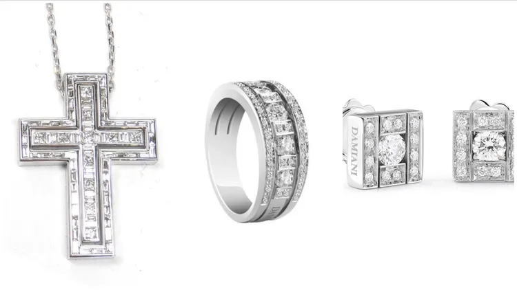 DAMIANI Belle Époque美好年代珠寶18K白金多鑽十字架項鍊（左），68萬元；18K白金多鑽戒指（中），27萬2500元；18K白金鑽石耳環（右），9萬1900元。品牌提供