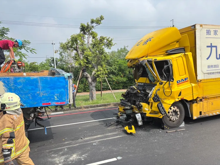 26歲曹男送醫後不治，砂石車王姓司機未受傷。民眾提供
