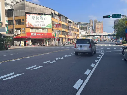 台中道路出現「鋼琴白鍵」神秘標線 跨越會被罰?警方解惑了