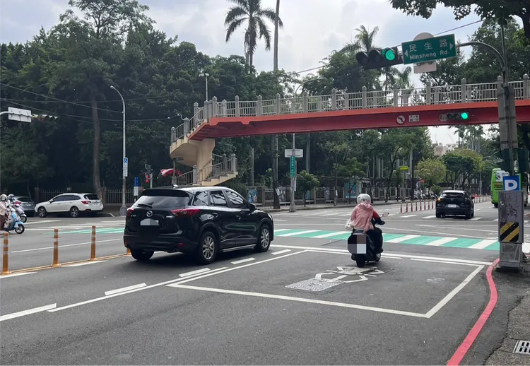 警方說，楔型減速標線可跨越變換車道。警方提供