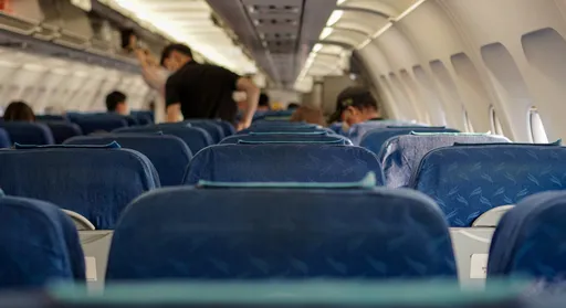 幼童機上哭鬧踹椅背!家長態度讓他傻眼 忍75分鐘超崩潰