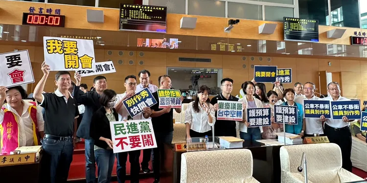 國民黨市議會也舉看板反制，批評民進黨以認知作戰混淆民眾視聽。國民黨團提供