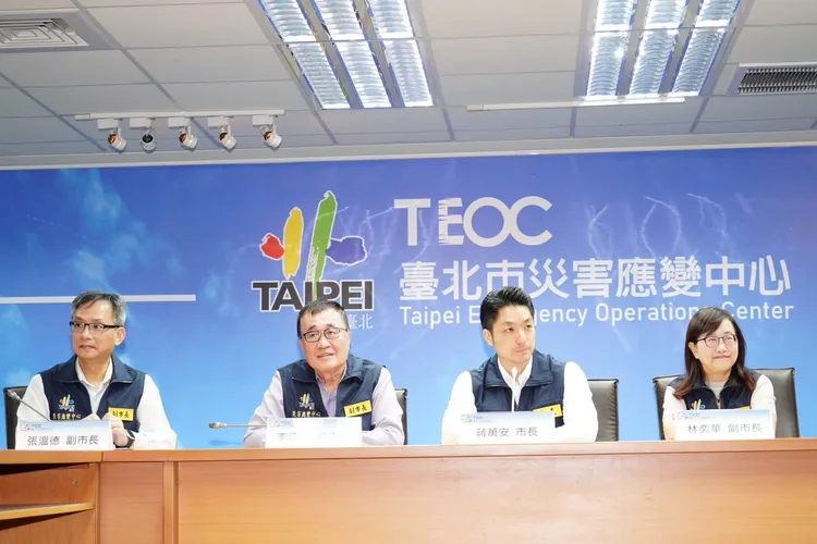 蔣萬安（右3）及李四川（右2）於EOC回應大巨蛋爭議。北市府提供