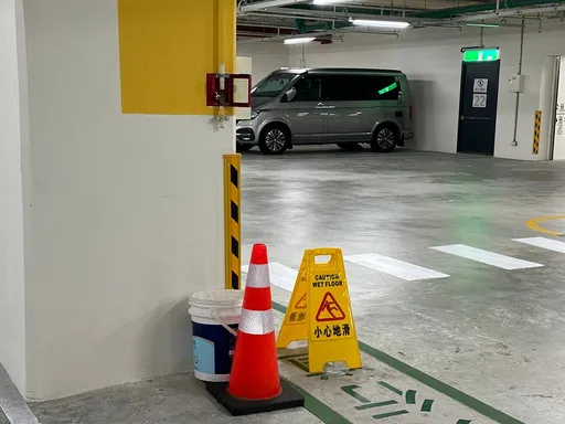 大巨蛋又出包!議員揭停車場漏水壁癌、電梯顯示簡體字