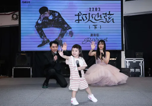 謝和弦補辦婚禮後「爸氣」外露!蚊子叮到女兒氣炸將它碎屍萬段