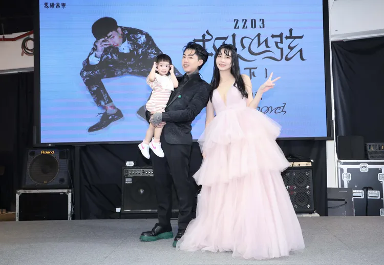 謝和弦發片記者會，老婆及愛女到場力挺。馬槽音樂提供