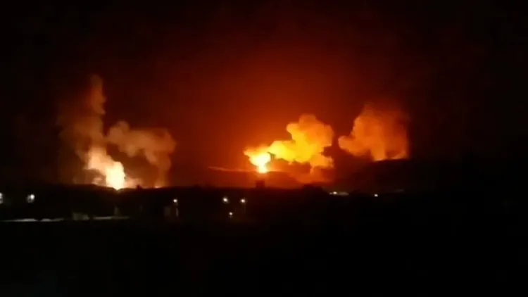 葉門火庫遭炸後產生劇烈爆炸。翻攝自X@GeoTienou