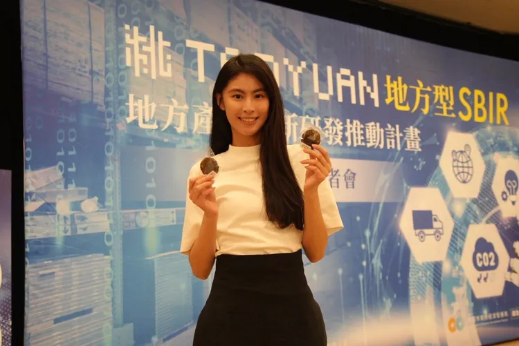 黃靖雅是藝人也是「大房豆干」第五代，將豆渣轉型健康食品，推出全新機能性豆粕餅。