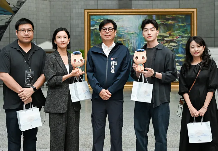 導演劉易（左起）、演員水川麻美、市長陳其邁、演員張洛、製作人鄭心媚今一同現身，公開新卡司。零日文創提供