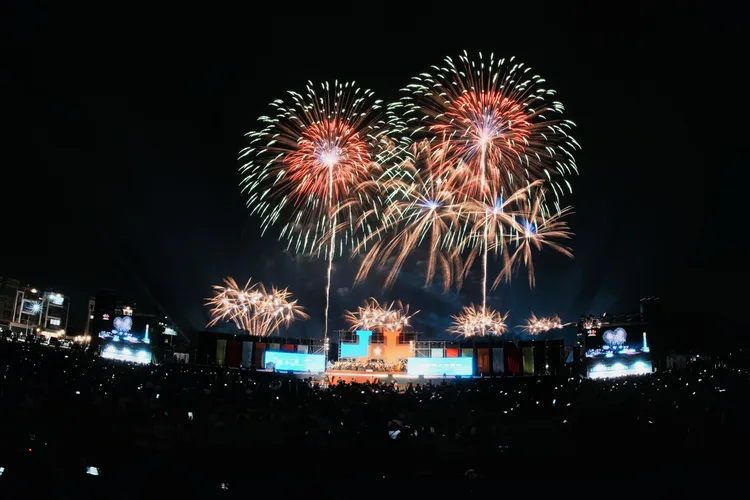 國慶焰火搭配管弦樂團表演，呈現視覺與聽覺的雙重享受。雲林縣政府提供