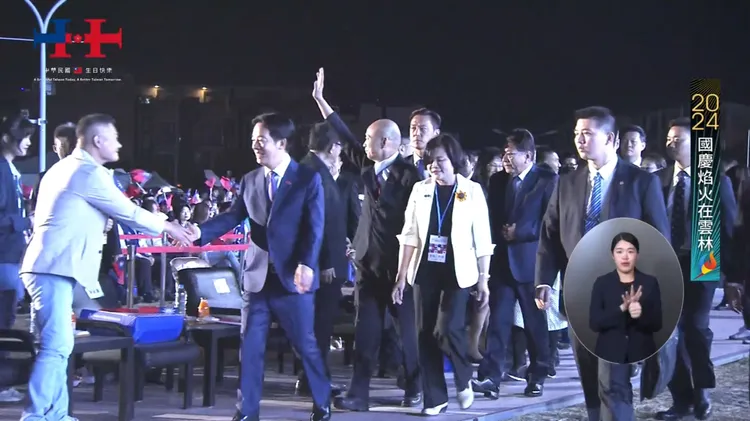 總統賴清德在立法院長韓國瑜、雲林縣長張麗善等人陪同下進場。翻攝雲林縣政府直播