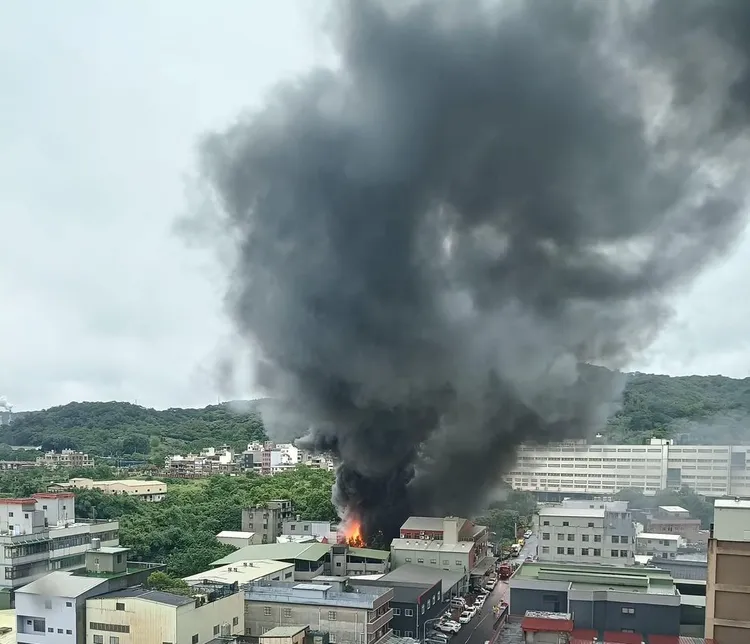 濃煙直竄。桃園市消防局提供