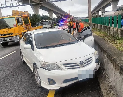 國1內壢路段2車追撞釀1傷占2車道　車流一度回堵5公里