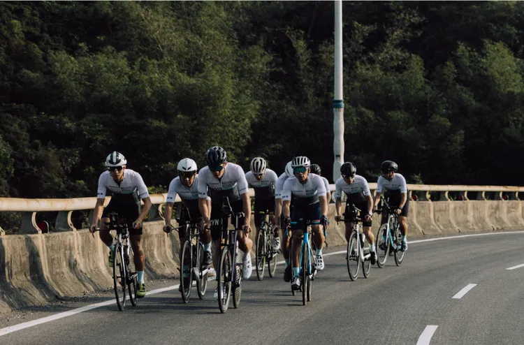 Garmin力邀熱血車友加入GCC陪騎挑戰大接力，與極限鐵人范永奕騎車上武嶺。業者提供