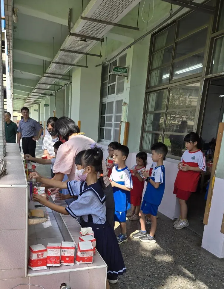 小朋友將喝完的紙盒清洗後回收。農業局提供