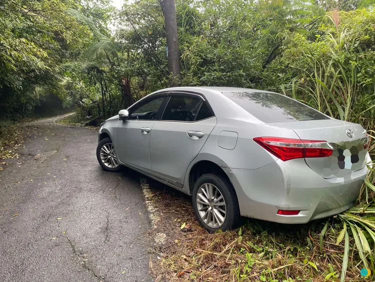 婦人駕駛的車輛卡在路邊。警方提供