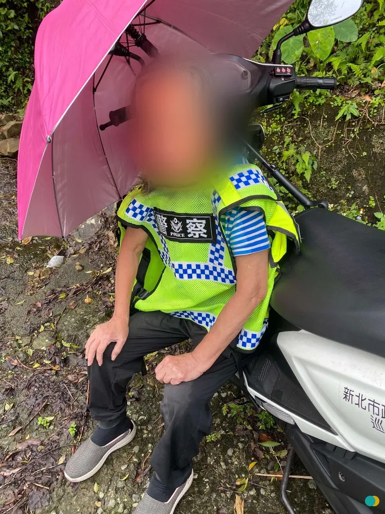 員警幫婦人披上警用背心保暖。警方提供