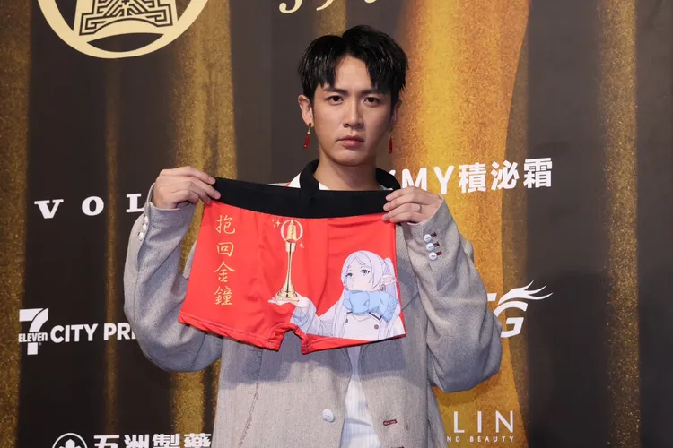 柯震東拿男配角獎秀「老婆」。莊宗達攝