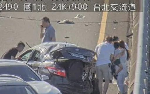 汐五高架3車連環撞！　優良駕駛爸爸「安全帶+安全座椅」保住妻兒命