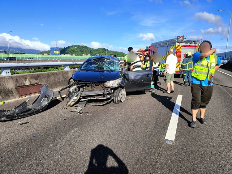 汐五高架北上24.9K處今（6）日下午3時許，發生3車連環追撞事故。翻攝畫面