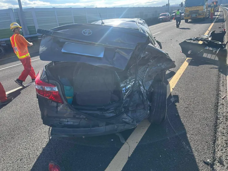 37歲陳男的小客車後方嚴重毀損，所幸妻兒都有做好安全措施，逃過一劫。翻攝畫面