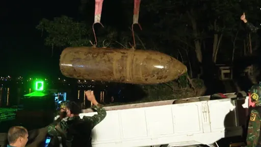 越南河内发现M-118炸弹 竟残留800公斤炸药!