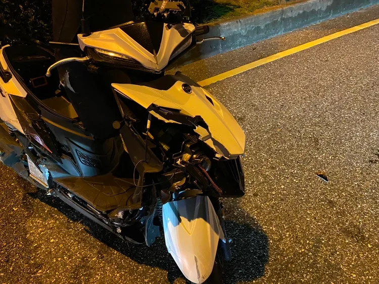 撞擊路樹的肇事機車嚴重變形。民眾提供