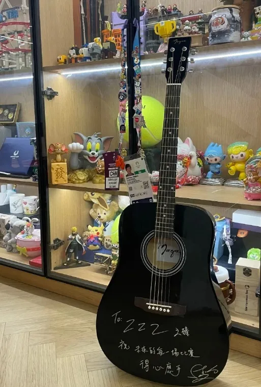 周杰倫送張之臻的簽名吉他。翻攝張之臻微博