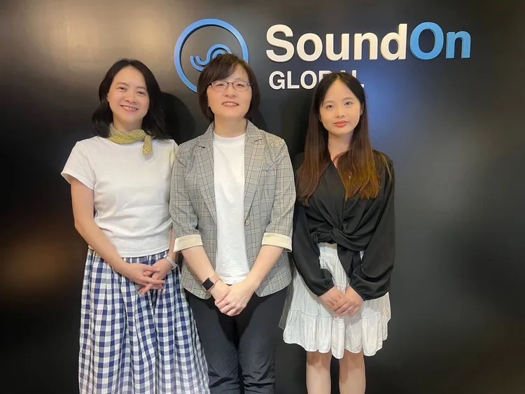 主持人曾寶儀（左起）、知名監製楊中天、助理主持人輔仁大學大眾傳播學程學生郭馨淇。聲浪提供