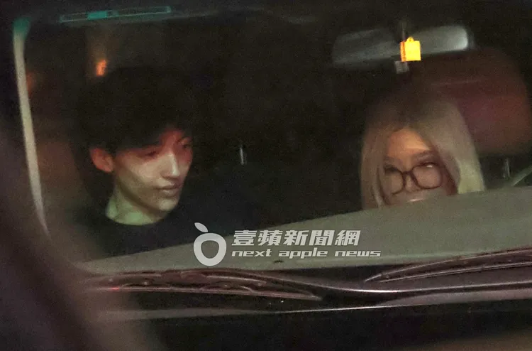 李愛綺（右）戴著眼鏡開車接帥兒放學回家。特勤中心攝