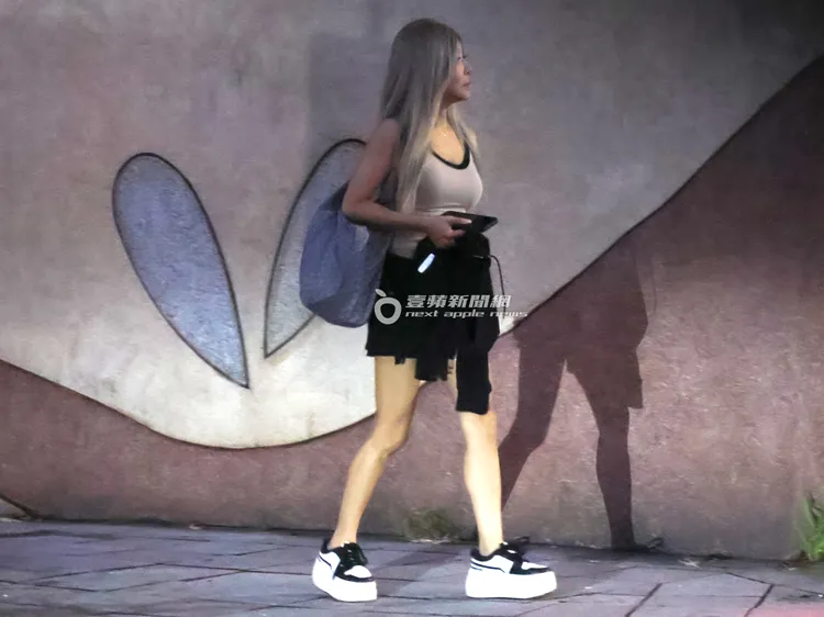 李愛綺穿增高鞋，讓身材比例看上去更好。特勤中心攝