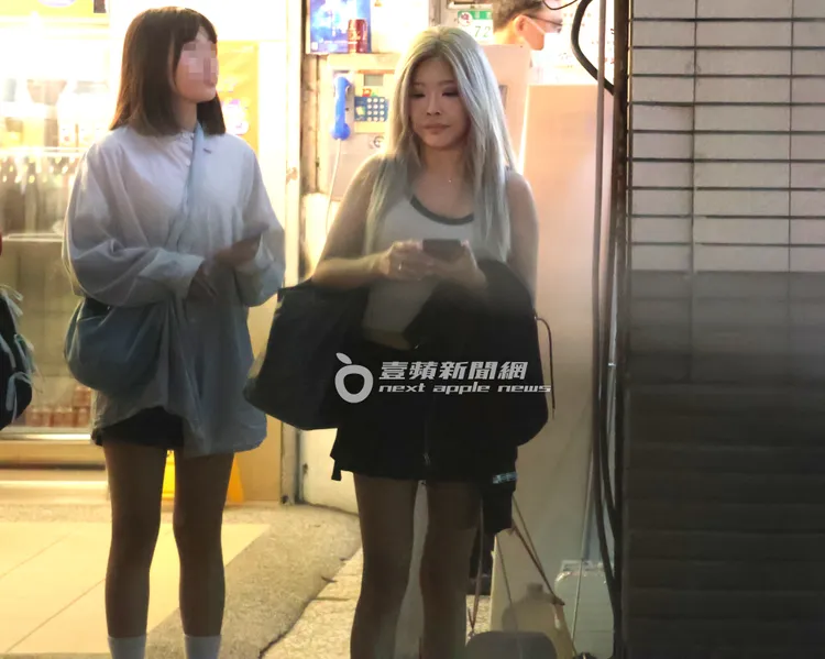 李愛綺留著銀灰色長髮，身穿貼身運動背心、搭配短褲，看上去宛如20幾歲辣妹。特勤中心攝