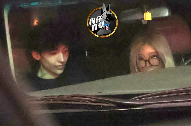 李愛綺（右）開車接15歲兒子放學。特勤中心攝