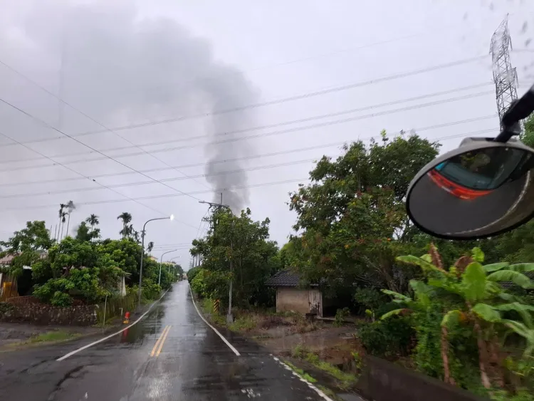台南市東山區這處平房起火，濃煙遠處就能看見。讀者提供