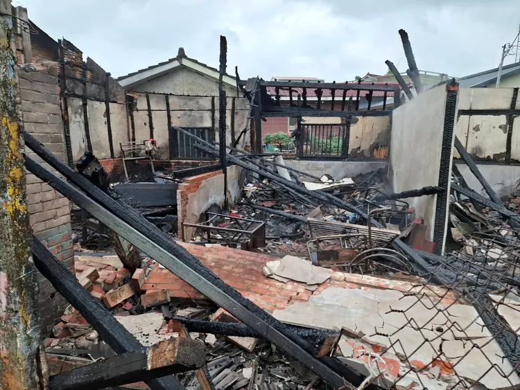 火勢迅速撲滅，男屋主及時逃出，但平房已經付之一炬，颱風還沒來就無家可歸。讀者提供