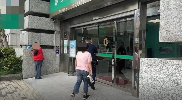 等銀行開門後警方護送被害婦人前往存款。警方提供
